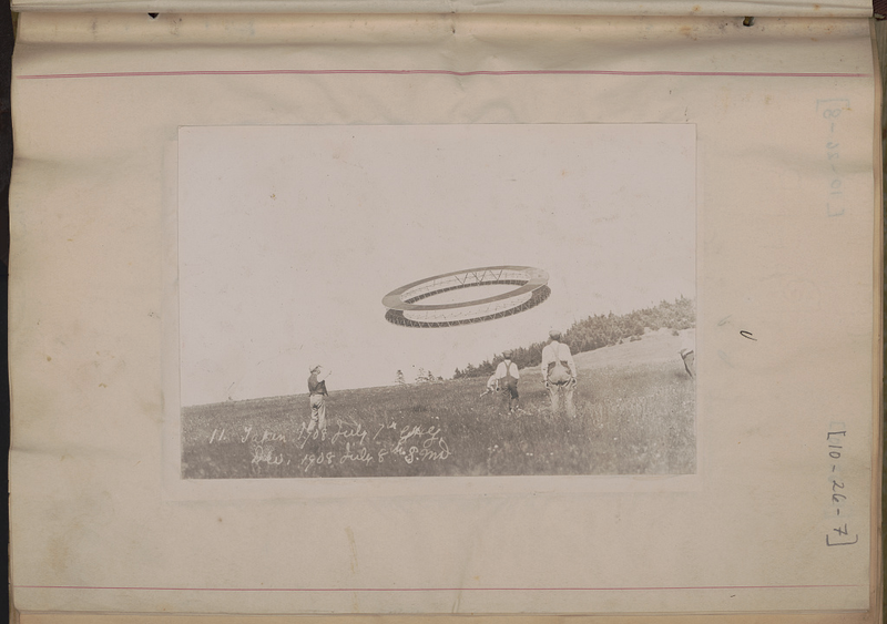 Illustration for article titled Vintage Plastic Kites